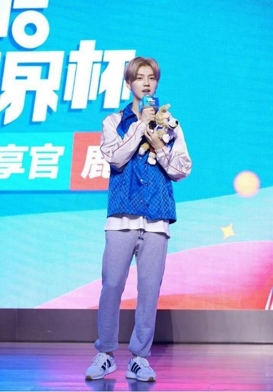 鹿晗西装革履解说世界杯,鹿晗踢世界杯球