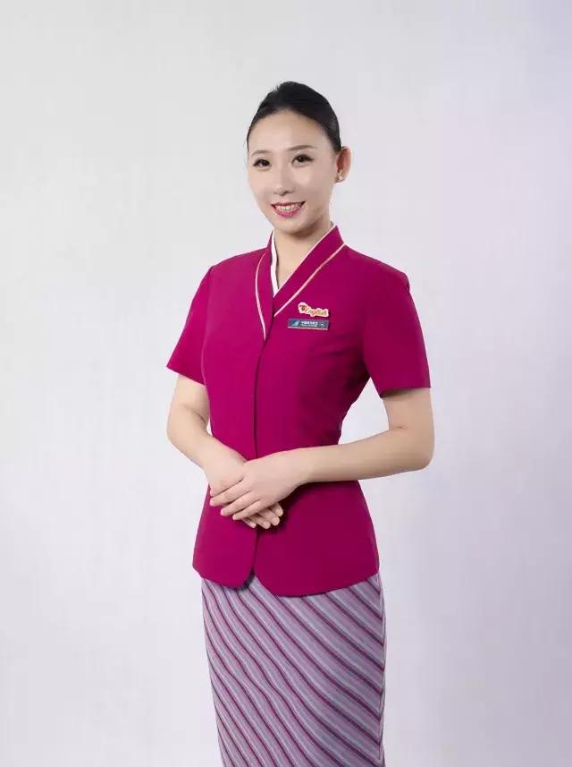 这些空姐都是正宗女球迷