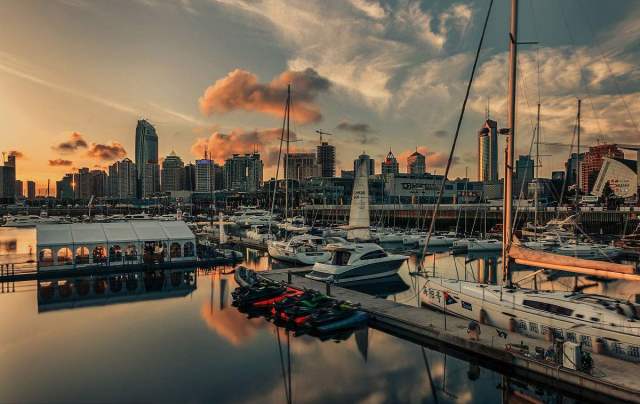 晚上在青岛吹着海风吃海鲜,青岛吹着海风吃着烧烤