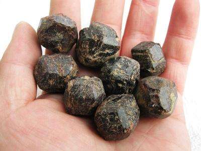 这石头有水果名字，有人称它为女性之石或一月出生者的守护石