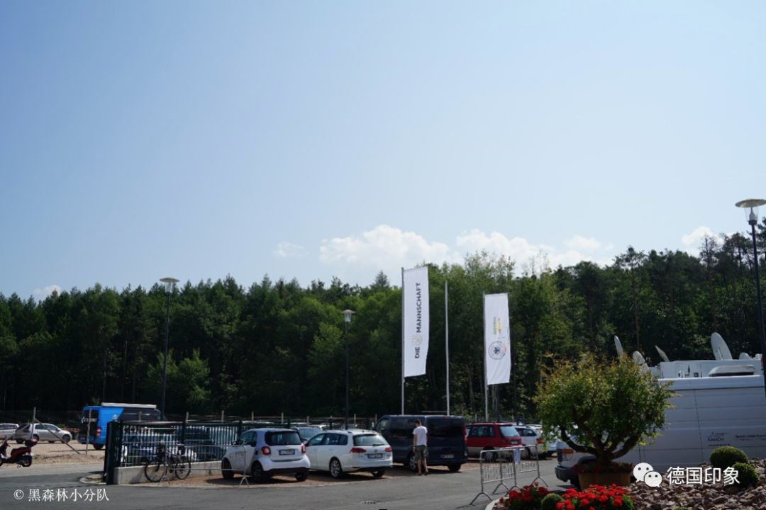 德国夺冠后向观众展示大力神杯,2022世界杯德国队虽败犹荣