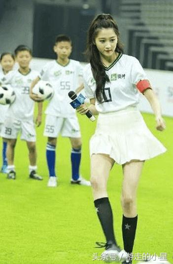关晓彤鹿晗踢皮球,鹿晗教关晓彤踢足球