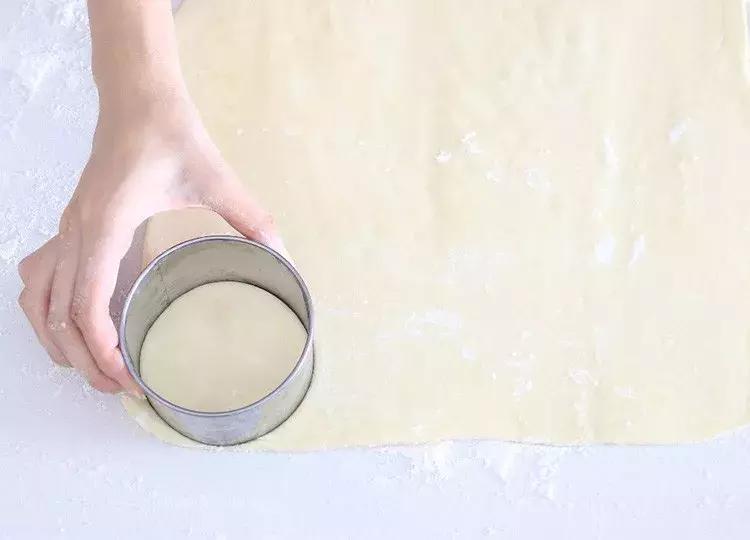 层层酥脆奶香浓郁太好吃了,榴莲酥有层次的酥皮