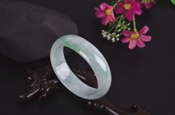 白玉光手镯怎么选,日月昌珠宝图片