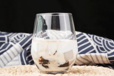 龟苓膏比秋梨膏更能解暑热,炎炎夏日来一碗清凉解暑的龟苓膏