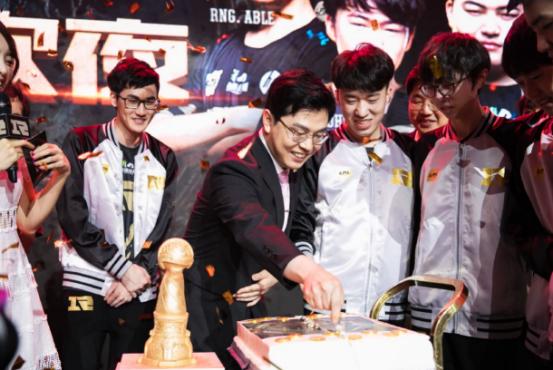 rng夺冠粉丝泪目,rng夺冠中国粉丝庆祝震撼场面