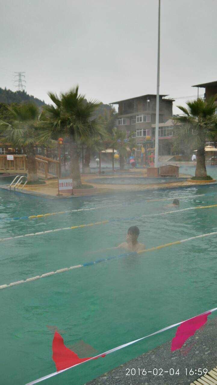 云南昆明宜良汤池温泉,阳宗海边泡温泉