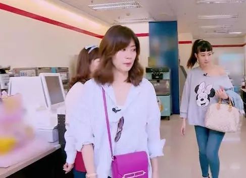 黄圣依节目中狂炫富,霍思燕黄圣依最新视频