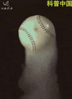 足球是越光滑越好听吗,足球越硬踢得越远吗