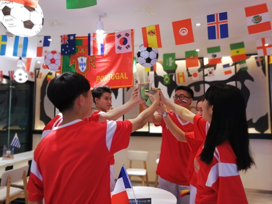 共享足球盛宴,与球迷一起共享冠军奖杯