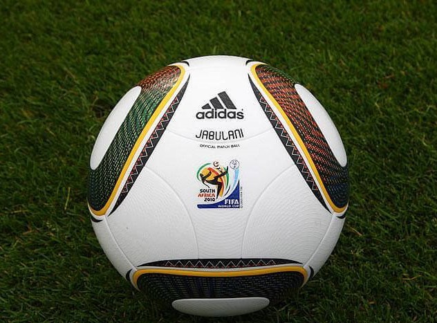 足球越硬踢得越远吗,足球越圆越光滑越好踢