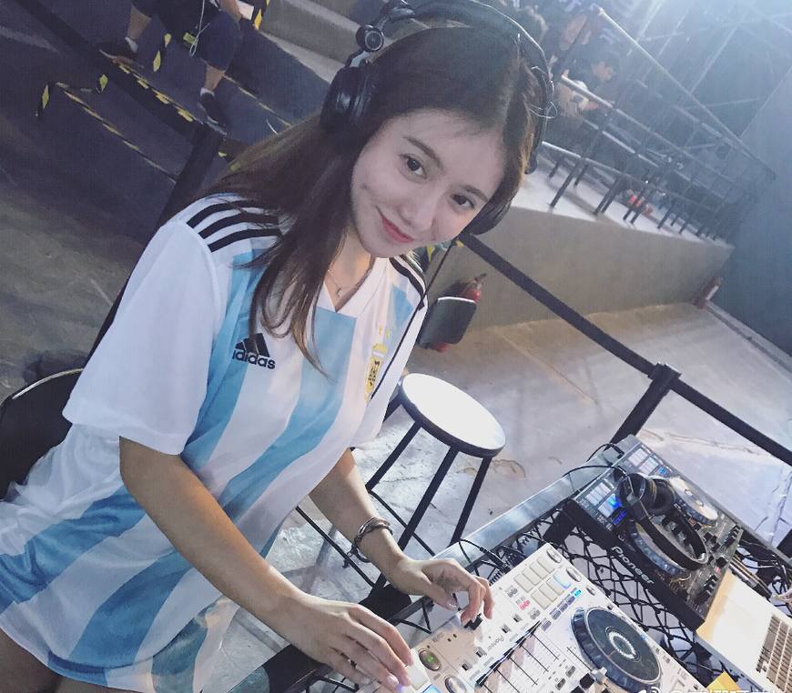 美娜穿浓眉球衣,美娜选球衣