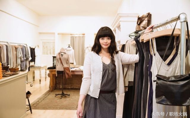 路边的服装店怎么赚钱,一个普通的服装小店能挣到钱吗