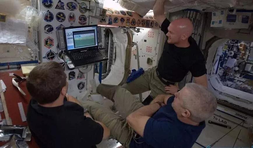 想在太空遨游,在太空想去看土星怎么办