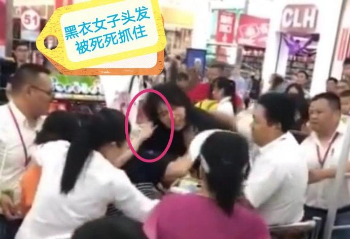 超市两名女员工打架,超市两名女人打架