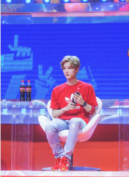 鹿晗红色裤子男,鹿晗为什么穿红色的衣服