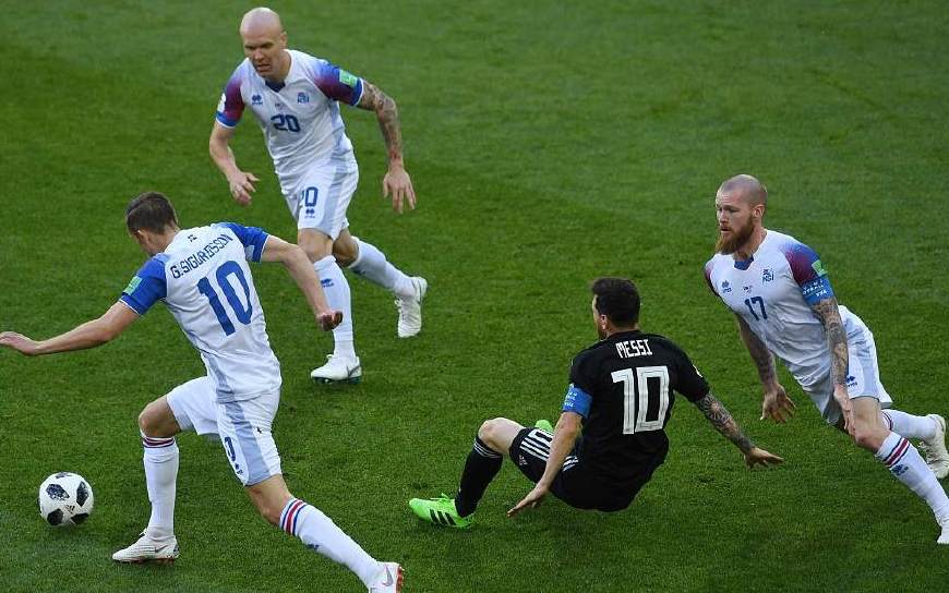 梅西现在是不是超越c罗了,梅西也曾经历过低谷永不放弃