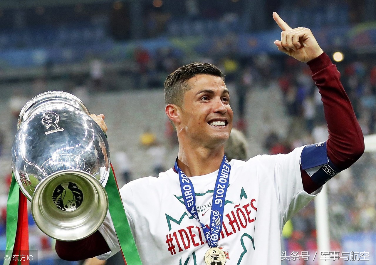 世界足球先生c罗的传奇人生,22岁的c罗获得世界足球先生第三名