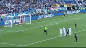 冰岛守门员面对梅西,梅西冰岛门将