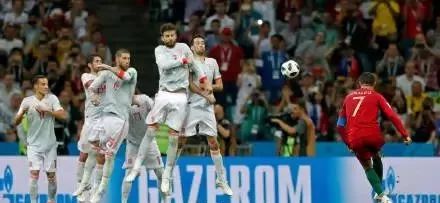 在这款比拼技巧的足球游戏中,所有玩家都努力“踢烂”对手的屁股