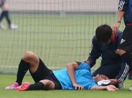 踢球注意事项及禁忌,踢球膝盖常见的伤病