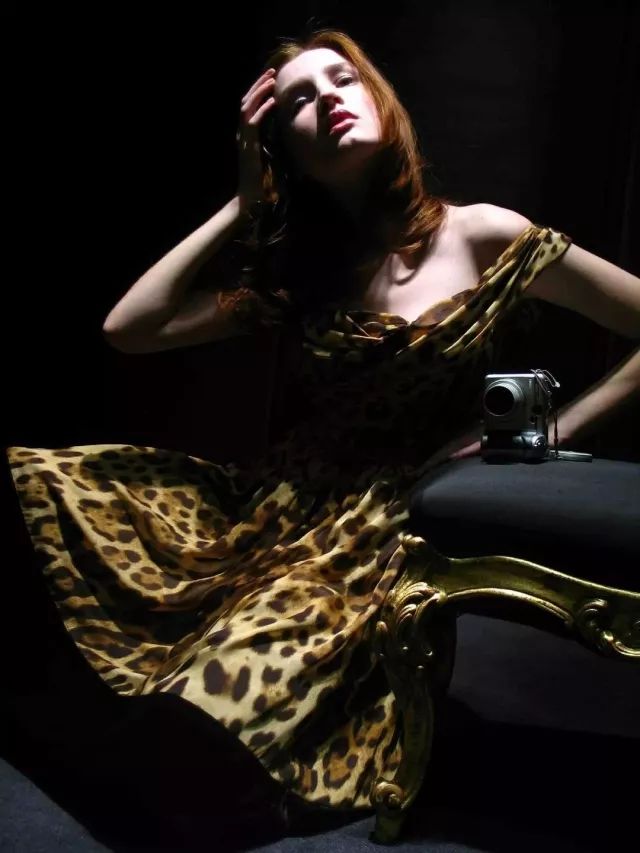 她被香奈儿和阿玛尼“通缉”，只因她在试衣间干的事儿太放肆！