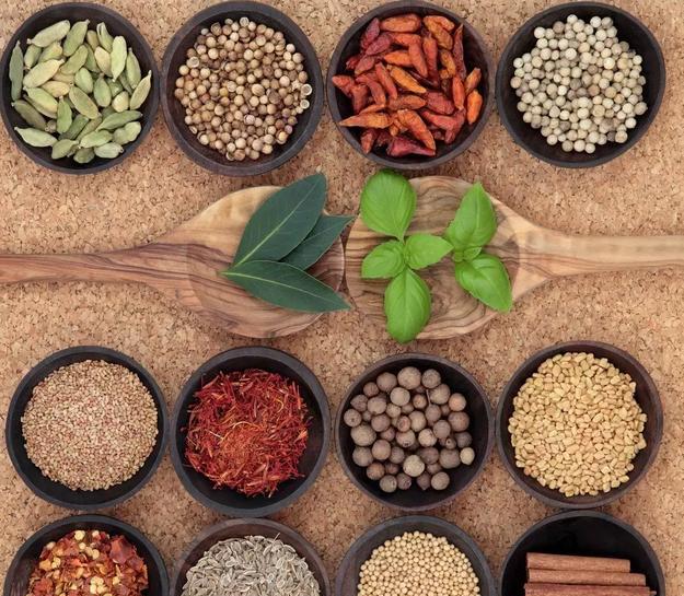 夏季爱出油毛孔大,夏季男生油脂分泌旺盛毛孔堵塞