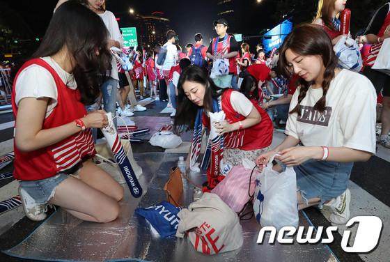 素质高！2.5万韩国球迷齐聚光化门看球输球后捡走垃圾光洁如新