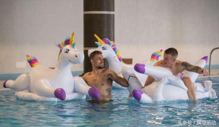 女球迷尖叫全场欢呼鼓掌,英格兰女球迷疯狂庆祝胜利