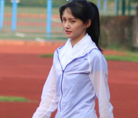 迪丽热巴粉色运动装,杨幂迪丽热巴的衣服