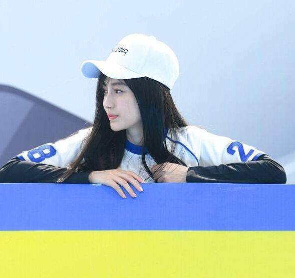 迪丽热巴粉色运动装,杨幂迪丽热巴的衣服