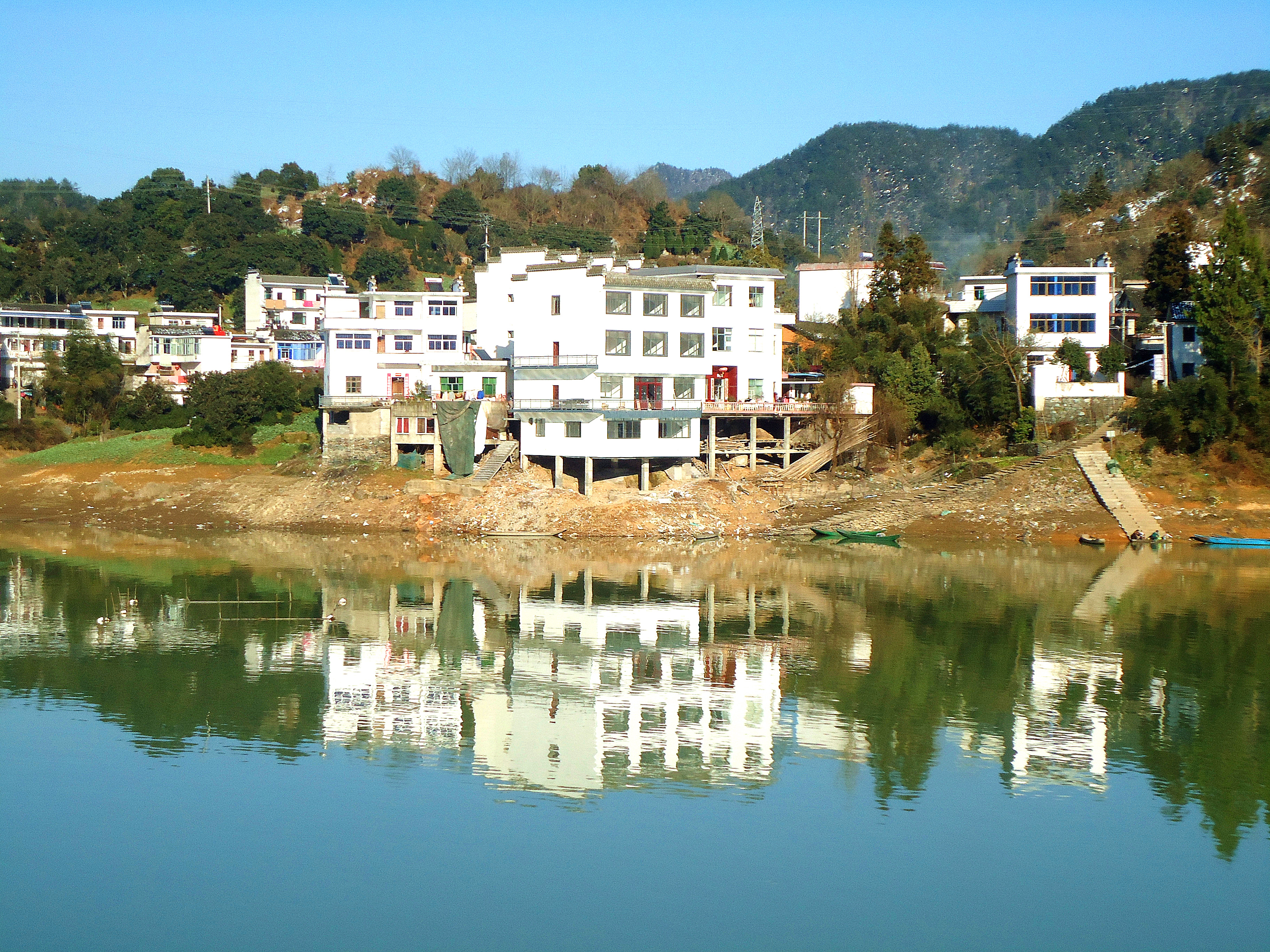 新安江畔的这个古镇，一处隐藏于山水之间的世外桃源