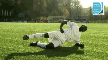 踢球注意脚不要受伤,踢球前热身多久合适