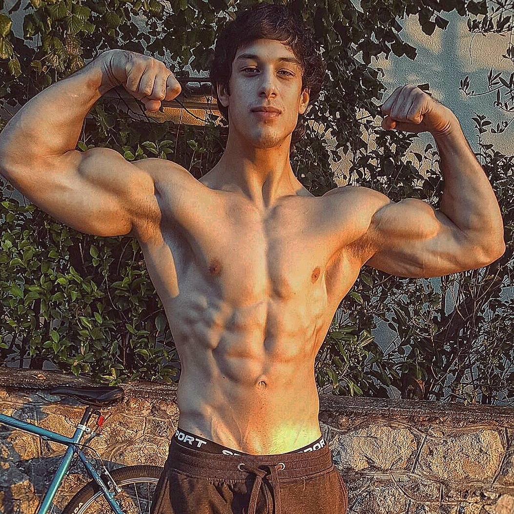 一个动作教你解决胸部问题,胸部下缝的训练方法