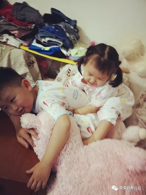 不给娃吹空调,夏天妈妈不敢给宝宝吹空调