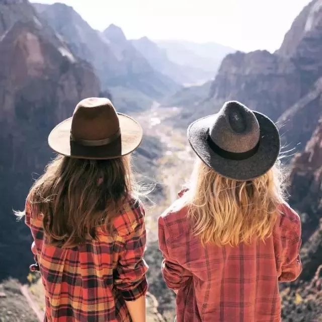 我们是茫茫人海中巧遇的相似灵魂,豆蔻年华里连结的双生花朵