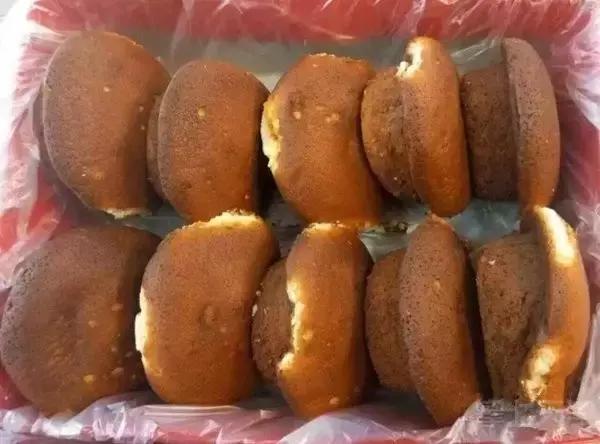 天津传统煎饼果子 (煎饼果子是天津人的小吃)