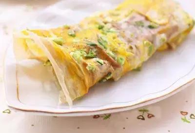 天津传统煎饼果子 (煎饼果子是天津人的小吃)