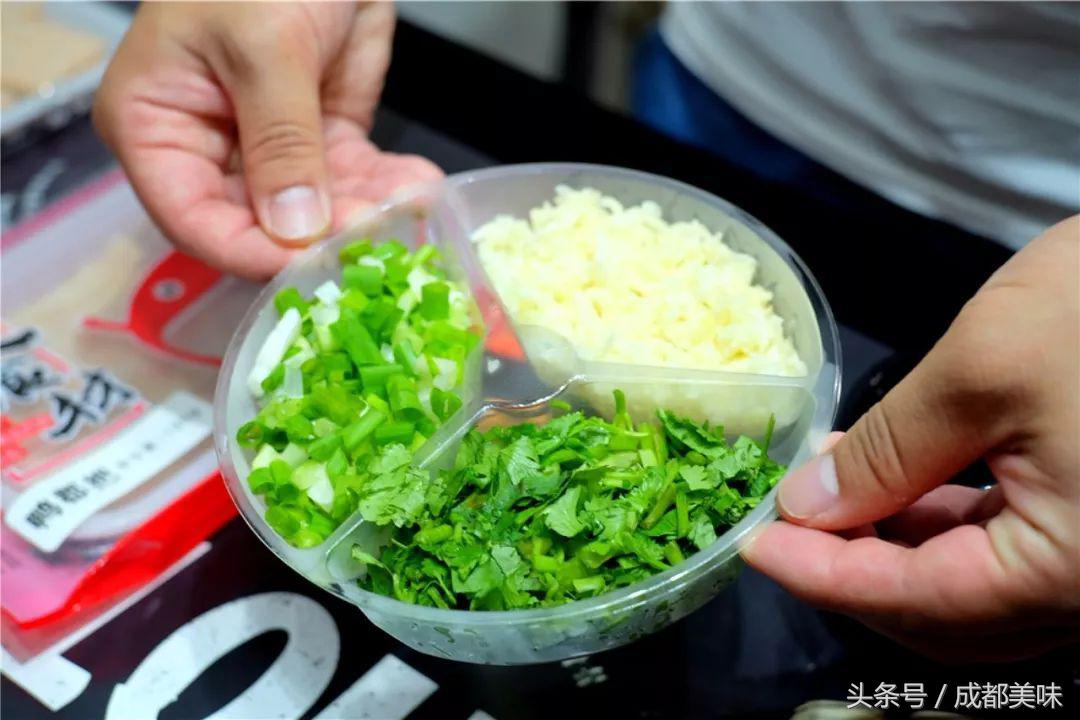 约四川姑娘的时候，你真的很需要一份重口味er的牛油火锅