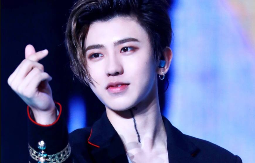 蔡徐坤黑天鹅视频,蔡徐坤最新的封面