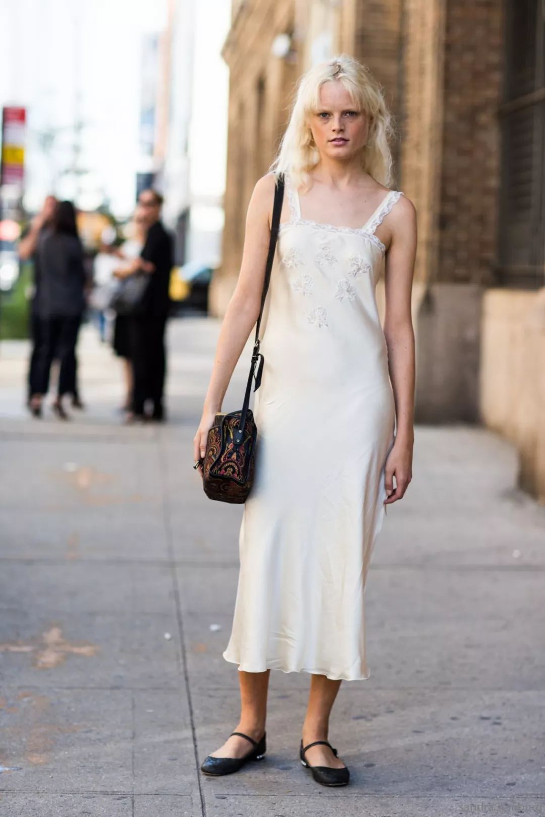 清凉吊带裙穿搭,夏季时尚高级感优雅吊带裙