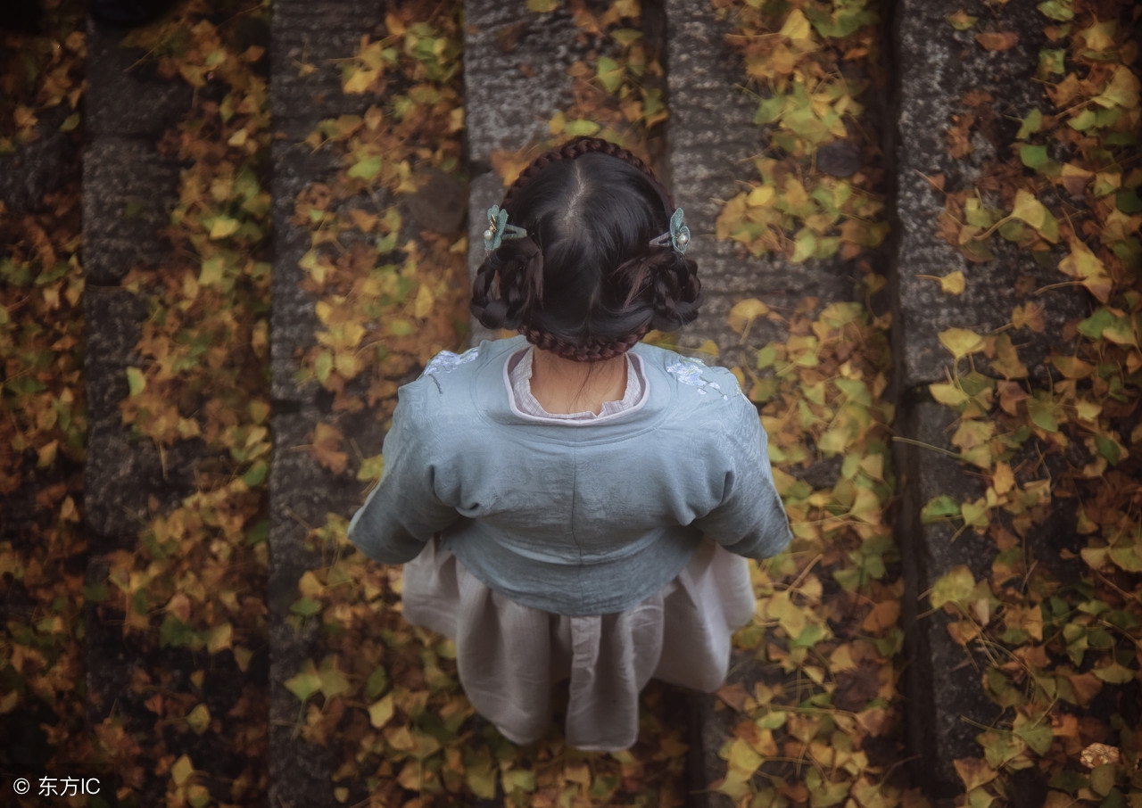 夜色照枯黄，枫叶袭来满面秋霜，离人愁断肠，各自伤