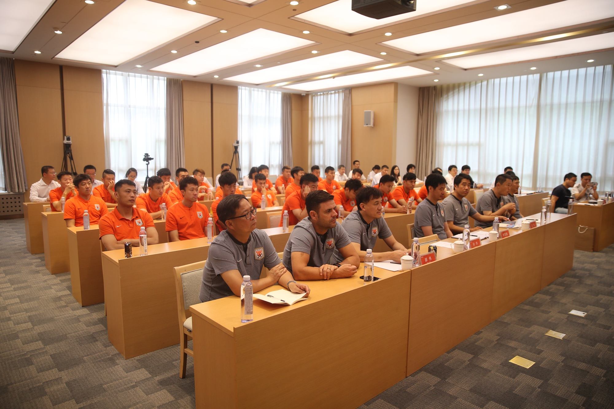 世界杯激战正酣之际,鲁能李霄鹏赛前视频