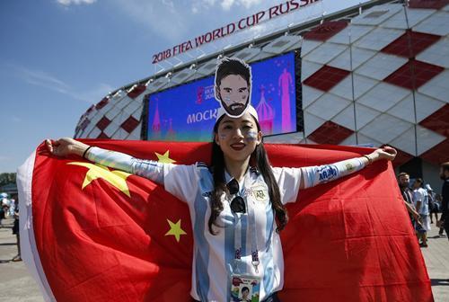 阿根廷女球迷庆祝梅西进球,女球迷支持梅西