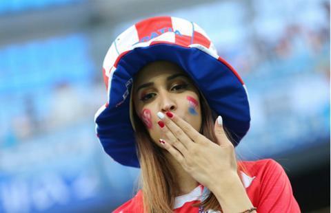 阿根廷女球迷庆祝梅西进球,女球迷支持梅西