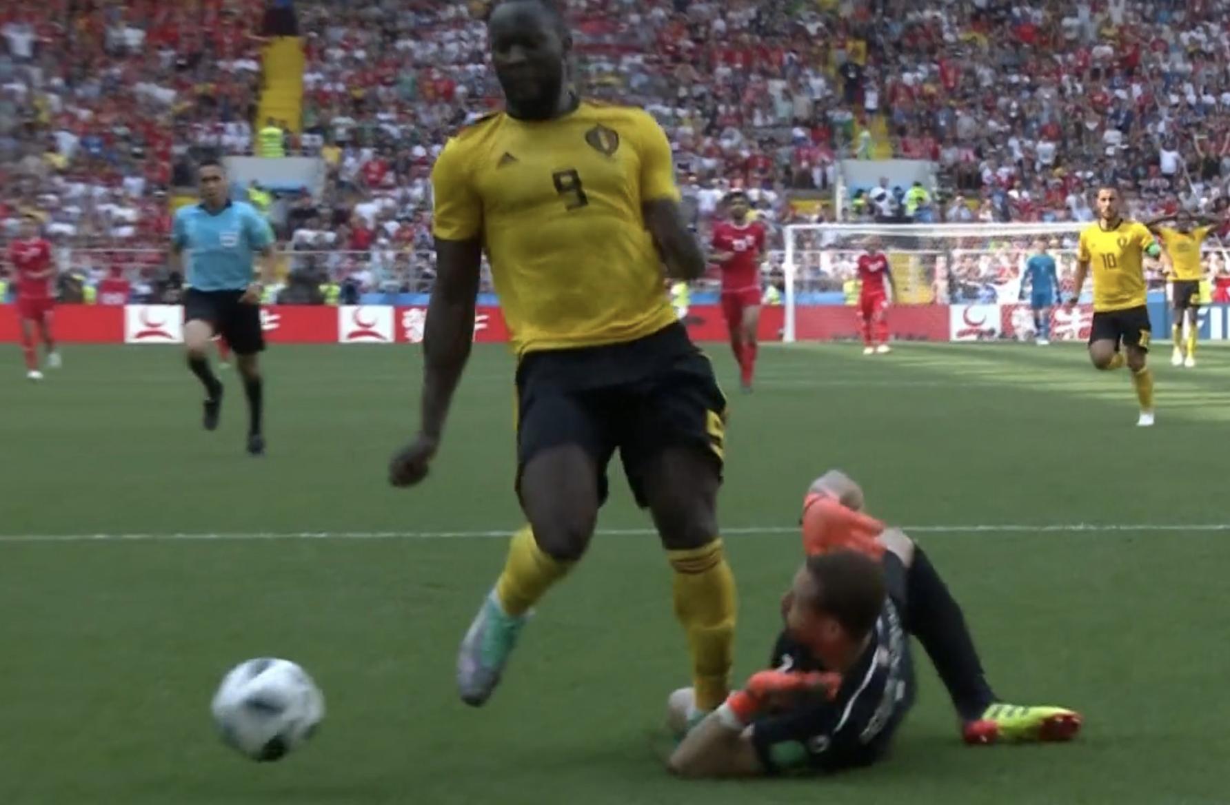 卢卡库给裁判拉伸,卢卡库失空门训练动作