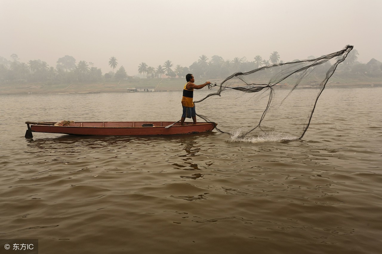 十点英语：《老人与海》中月下出海，梦境中美好画面，现实中惨淡