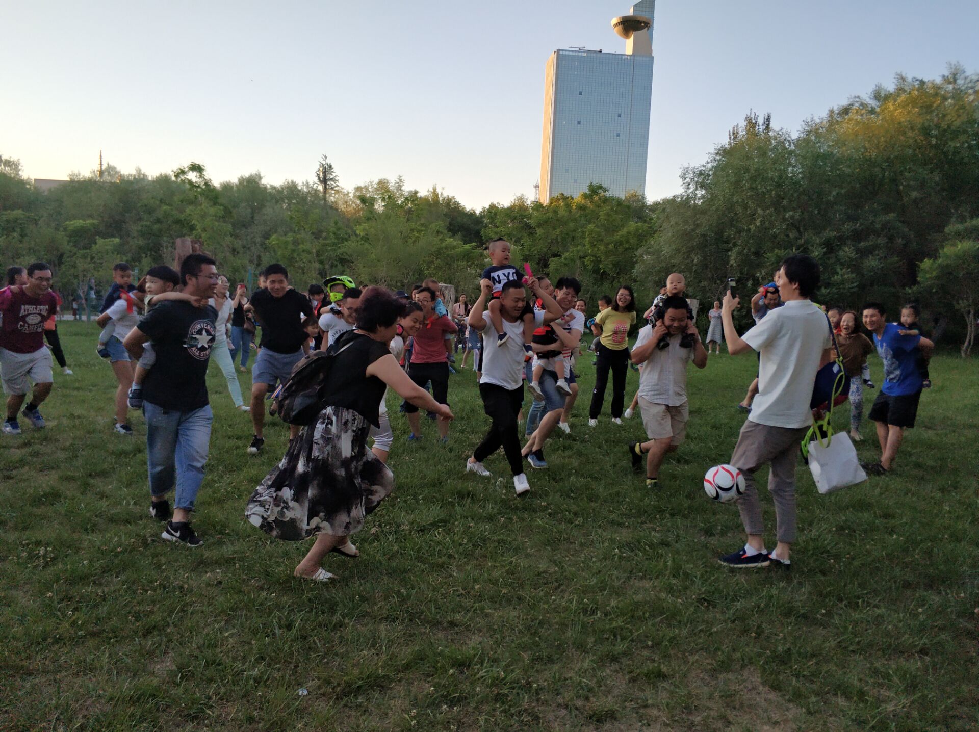 乌鲁木齐南湖公园夜景,乌鲁木齐南湖广场美景图片