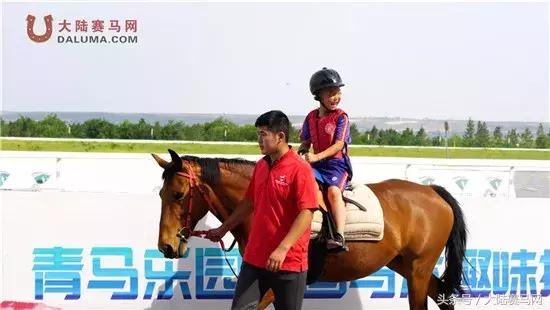 赛马点亮城市新名片：两位双冠王闪耀伊泰大漠“鄂尔多斯金杯”