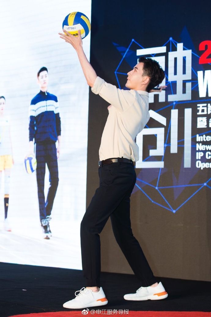 鹿晗评c罗和梅西,鹿晗谈c罗和梅西哪个厉害